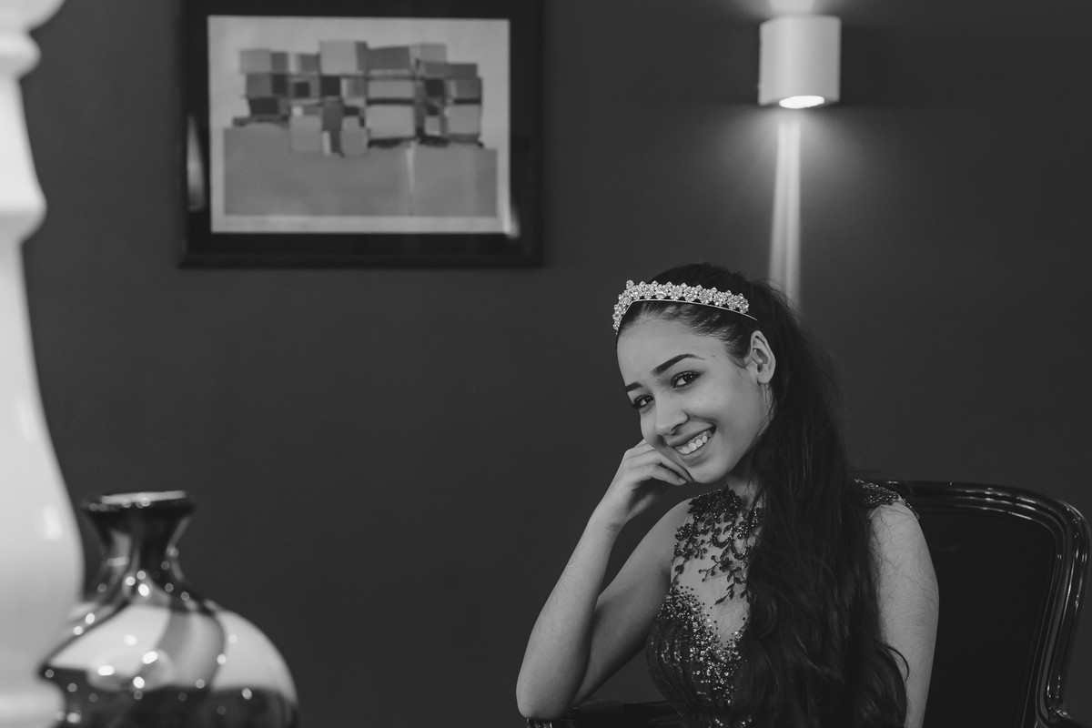 Foto da debutante sorrindo sentadaPalácio das Artes - Praia Grande - SP - fotografia Cia P&B Produções 