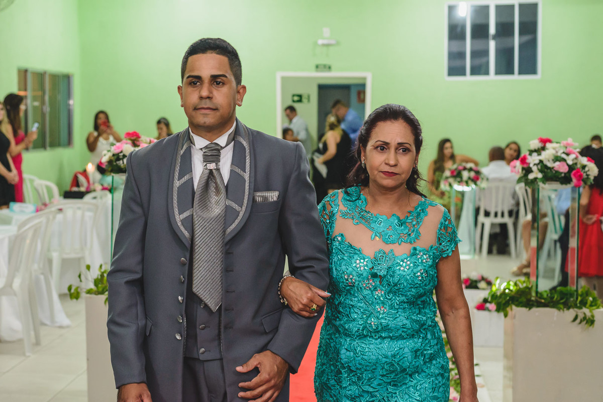 Foto da entrada do noivo com a mãe no casamento- Mongaguá - SP - fotografia Cia P&B Produções
