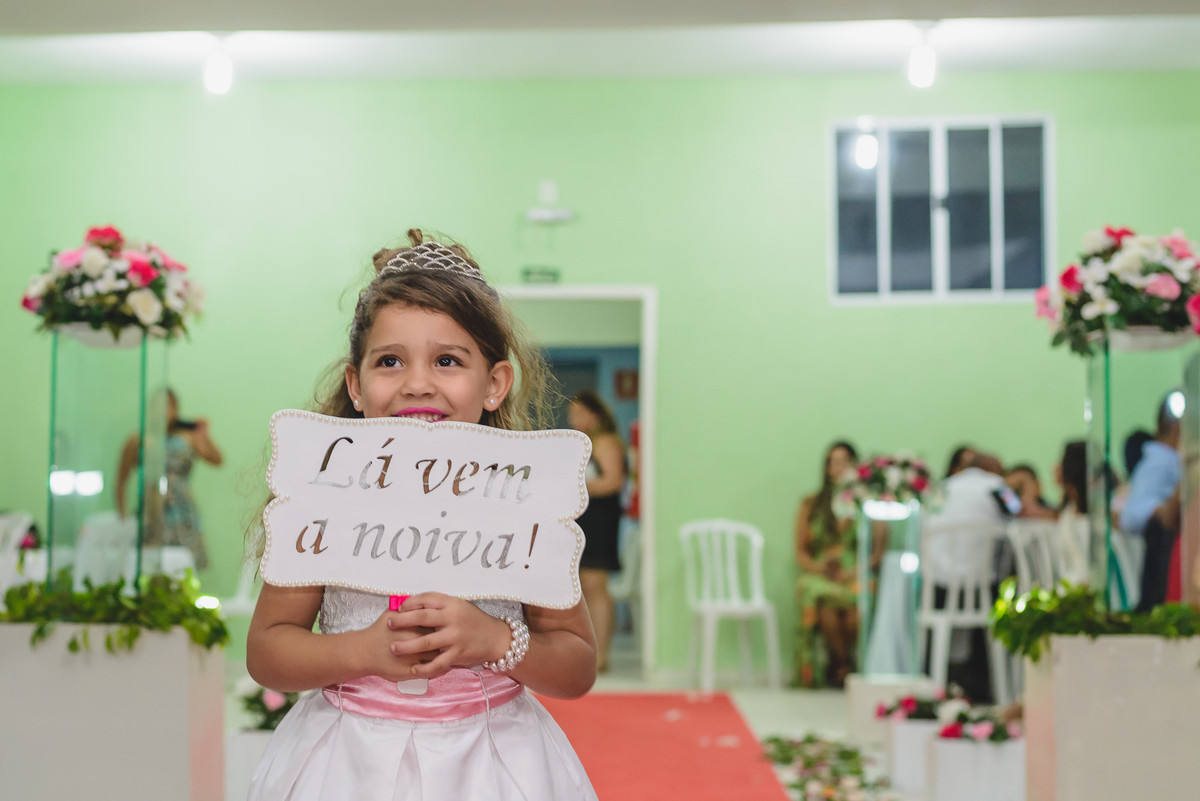 Foto da daminha na entrada da cerimônia - Mongaguá - SP - fotografia Cia P&B Produções