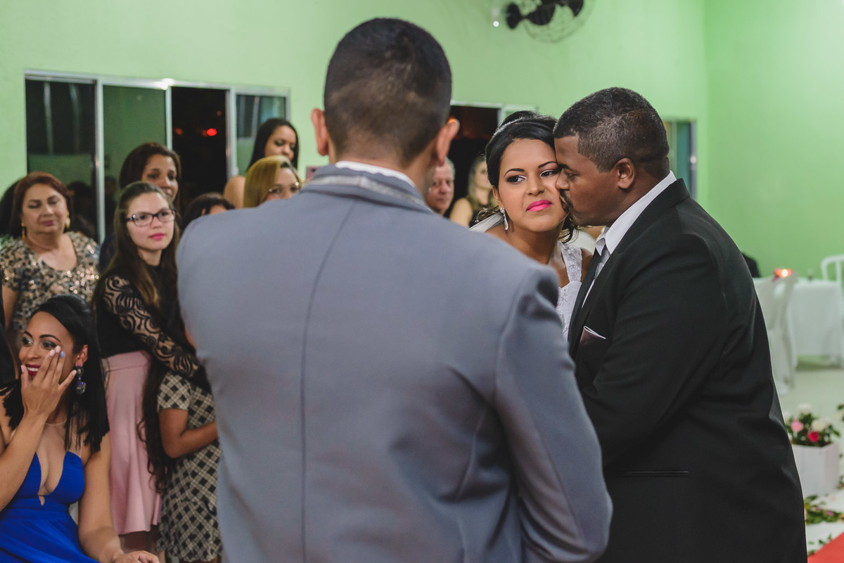 Foto do beijo do pai na noiva na cerimônia- Mongaguá - SP - fotografia Cia P&B Produções