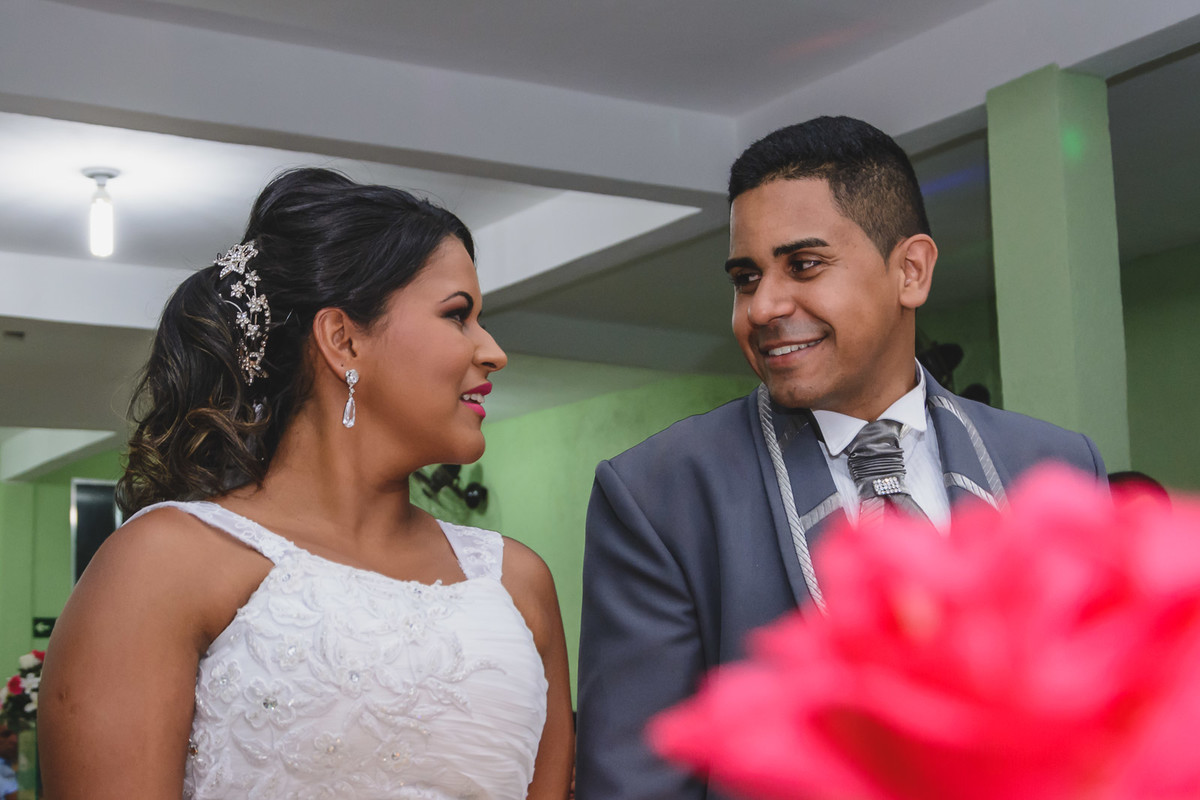 Foto dos noivos no altar durante a cerimônia- Mongaguá - SP - fotografia Cia P&B Produções