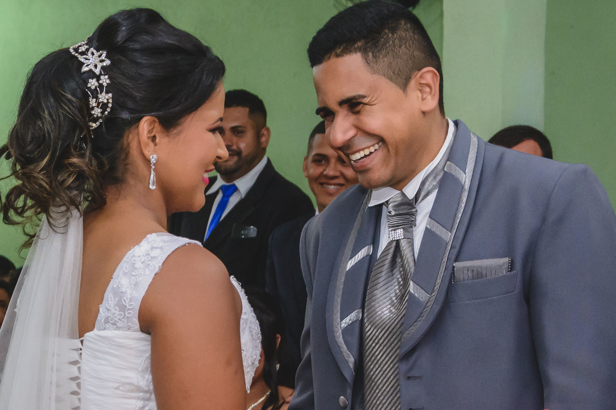 Foto dos noivos sorrindo um para o outro na cerimônia - Mongaguá - SP - fotografia Cia P&B Produções