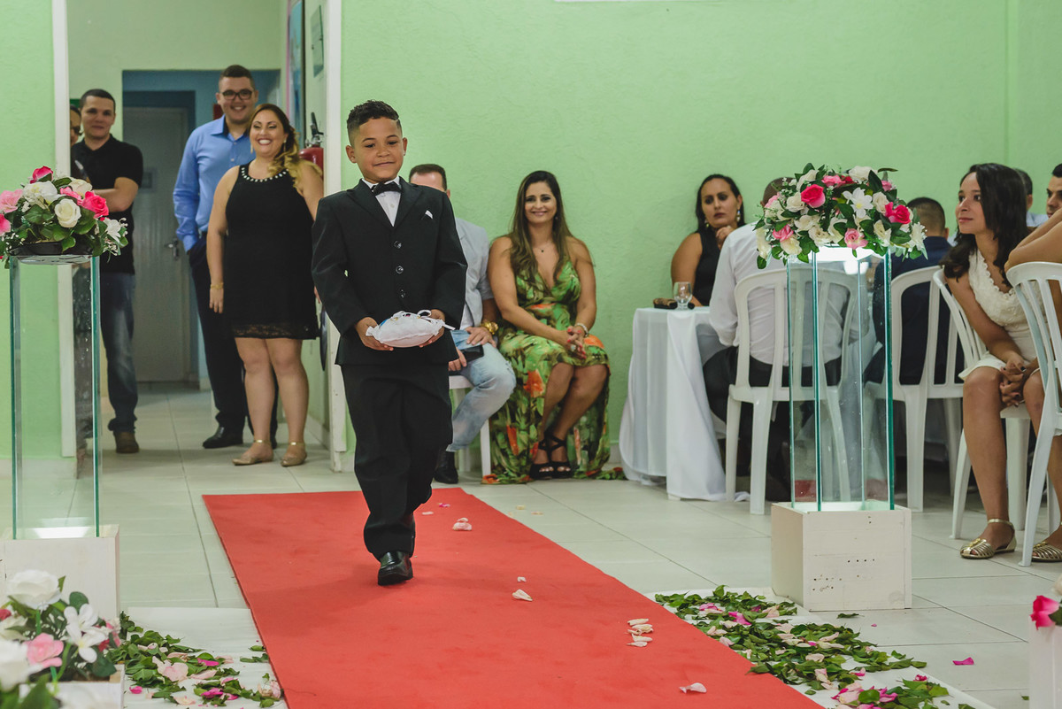 Foto do pagem com as alianças na cerimônia- Mongaguá - SP - fotografia Cia P&B Produções