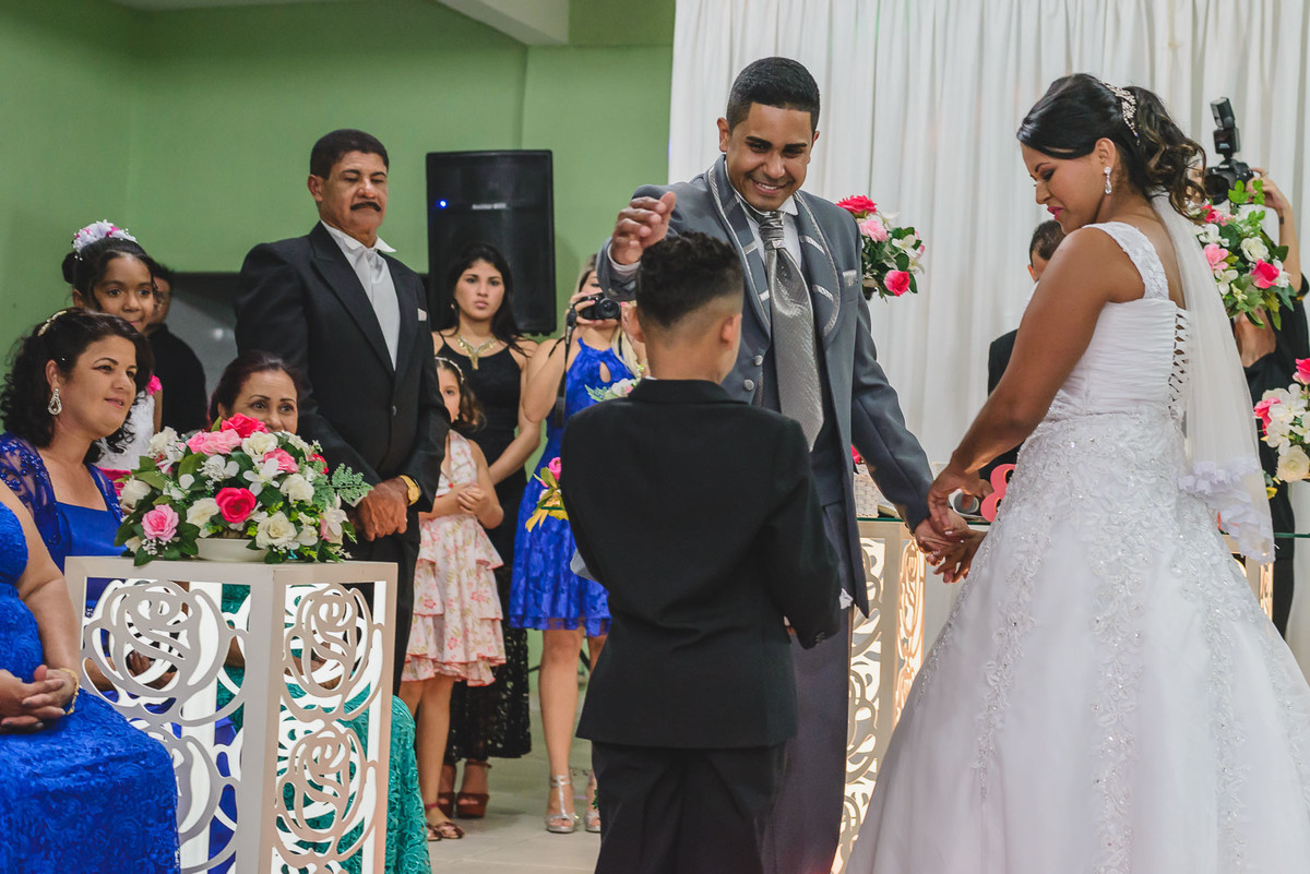 Foto dos noivos recebendo o pagem com as alianças- Mongaguá - SP - fotografia Cia P&B Produções 