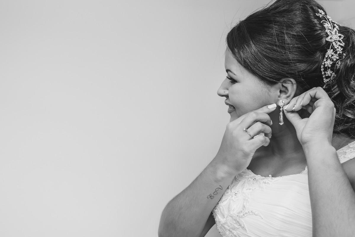 Foto da noiva colocando o brinco no making of- Mongaguá - SP - Cia P&B Produções