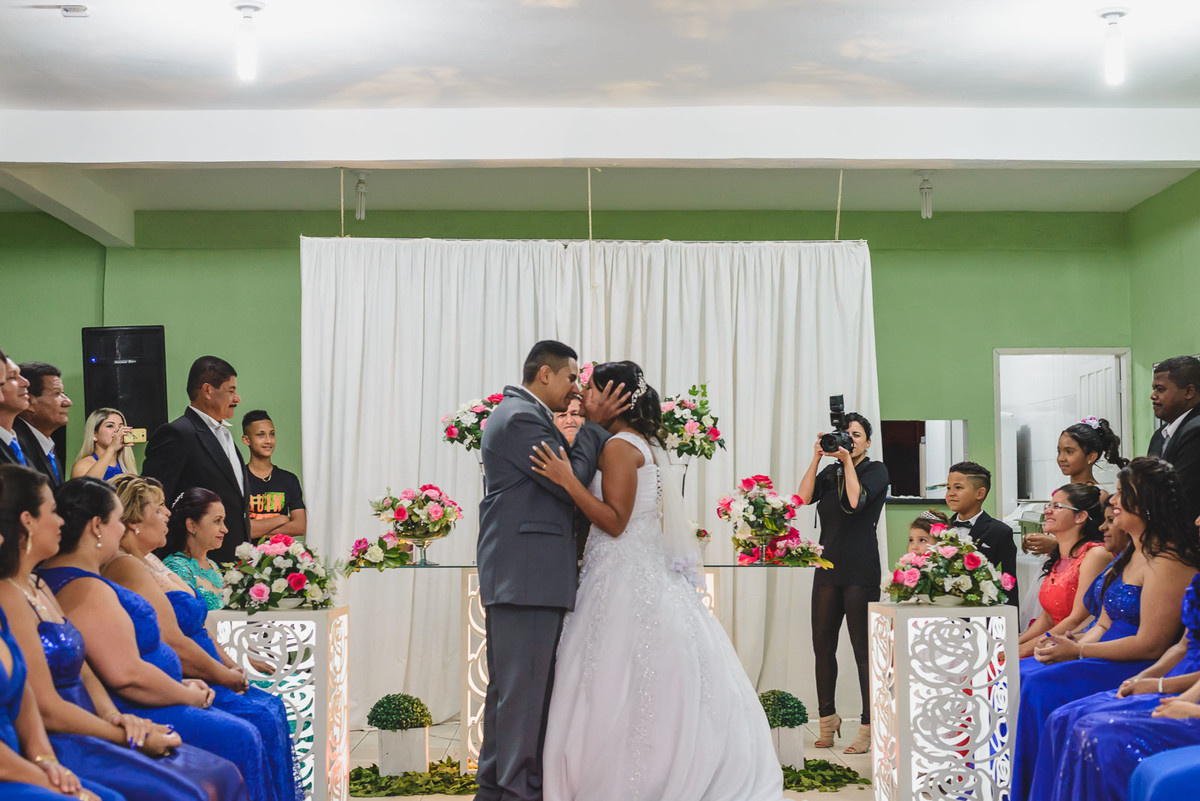 Foto do beijo dos noivos- Mongaguá - SP - fotografia Cia P&B Produções