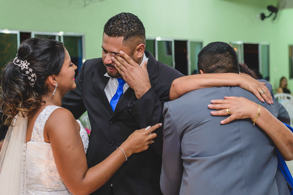 Foto do cumprimento da noiva nos padrinhos- Mongaguá - SP - fotografia Cia P&B Produções