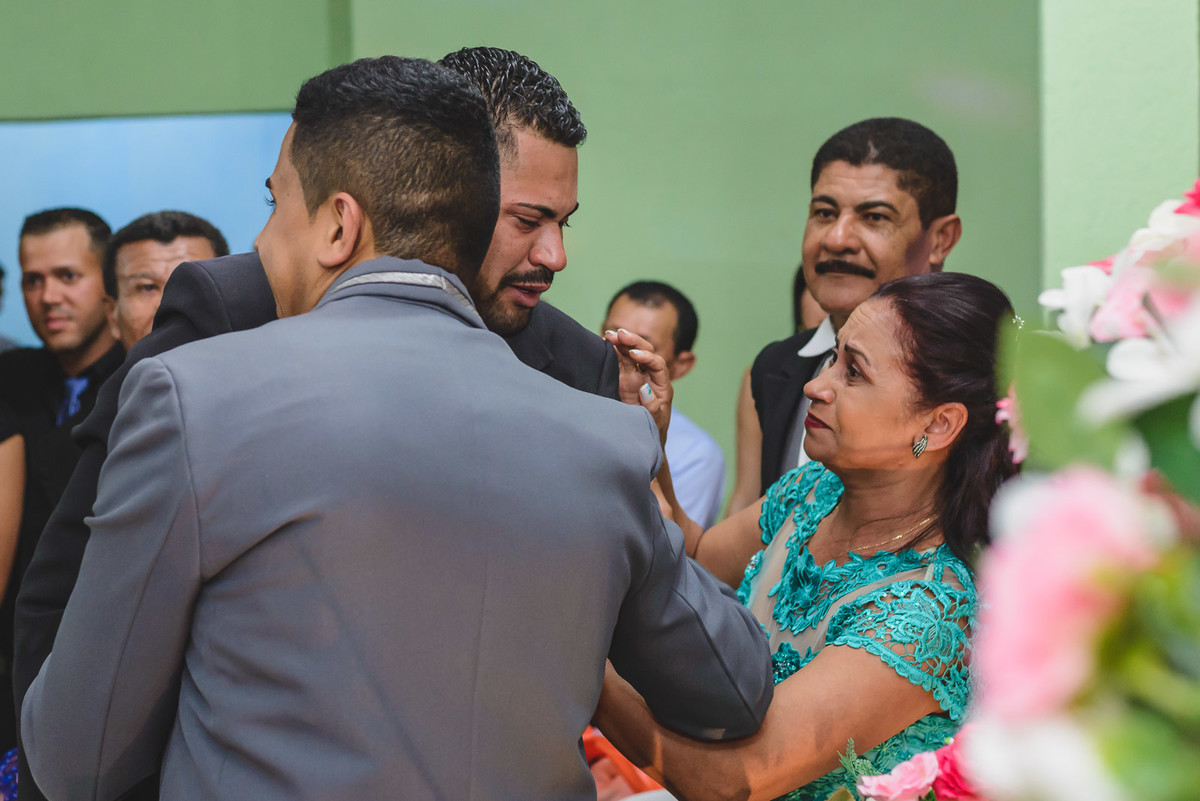 Foto do cumprimento dos padrinhos na cerimônia - Mongaguá - SP - fotografia Cia P&B Produções