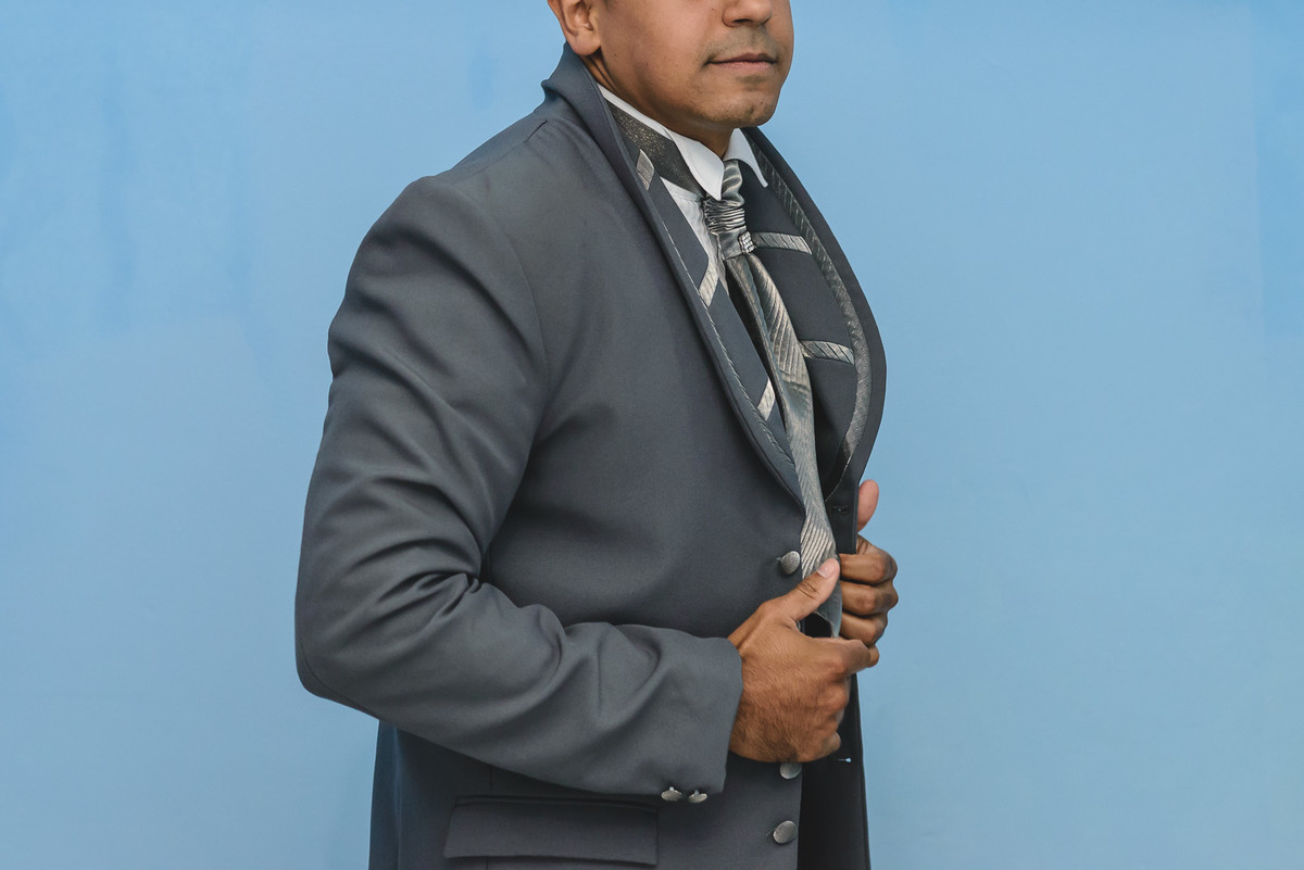 Foto do noivo vestindo o paletó no making of/ dia do noivo - Mongaguá - SP - fotografia Cia P&B Produções