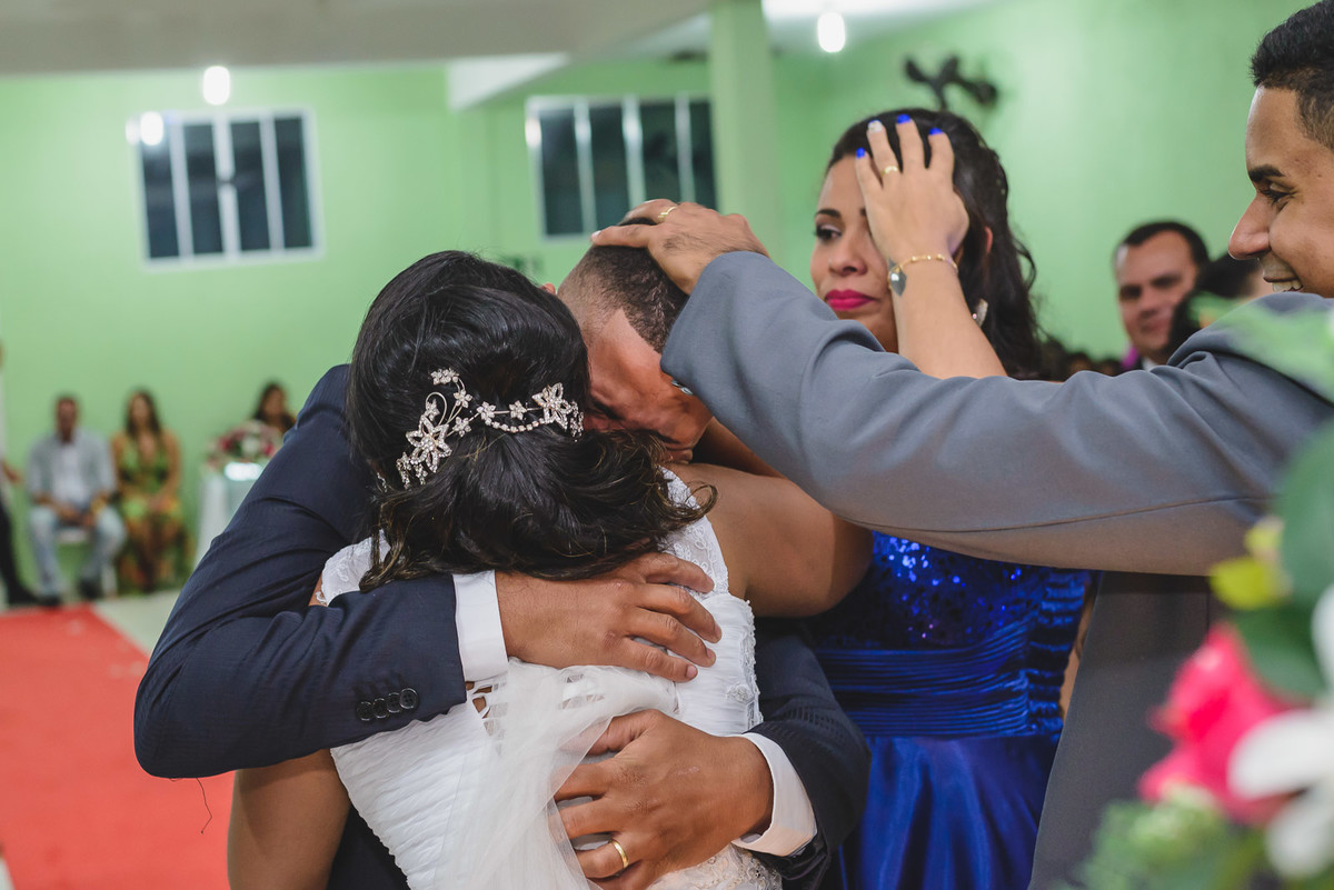 Foto do cumprimento dos noivos e padrinhos na cerimônia - Mongaguá - SP - fotografia Cia P&B Produções