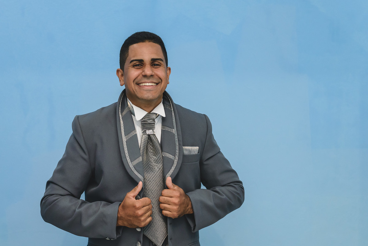 Foto do noivo com o paletó no making of/dia do noivo - Mongaguá - SP - fotografia Cia P&B Produções