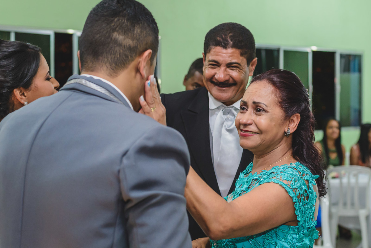 Foto do cumprimento dos pais do noivo na cerimônia- Mongaguá - SP - fotografia Cia P&B Produções