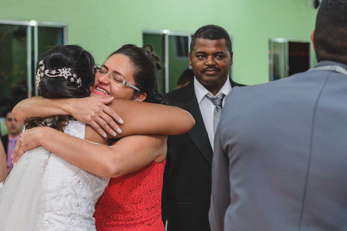 Foto do cumprimento dos pais da noiva na cerimônia- Mongaguá - SP - fotografia Cia P&B Produções