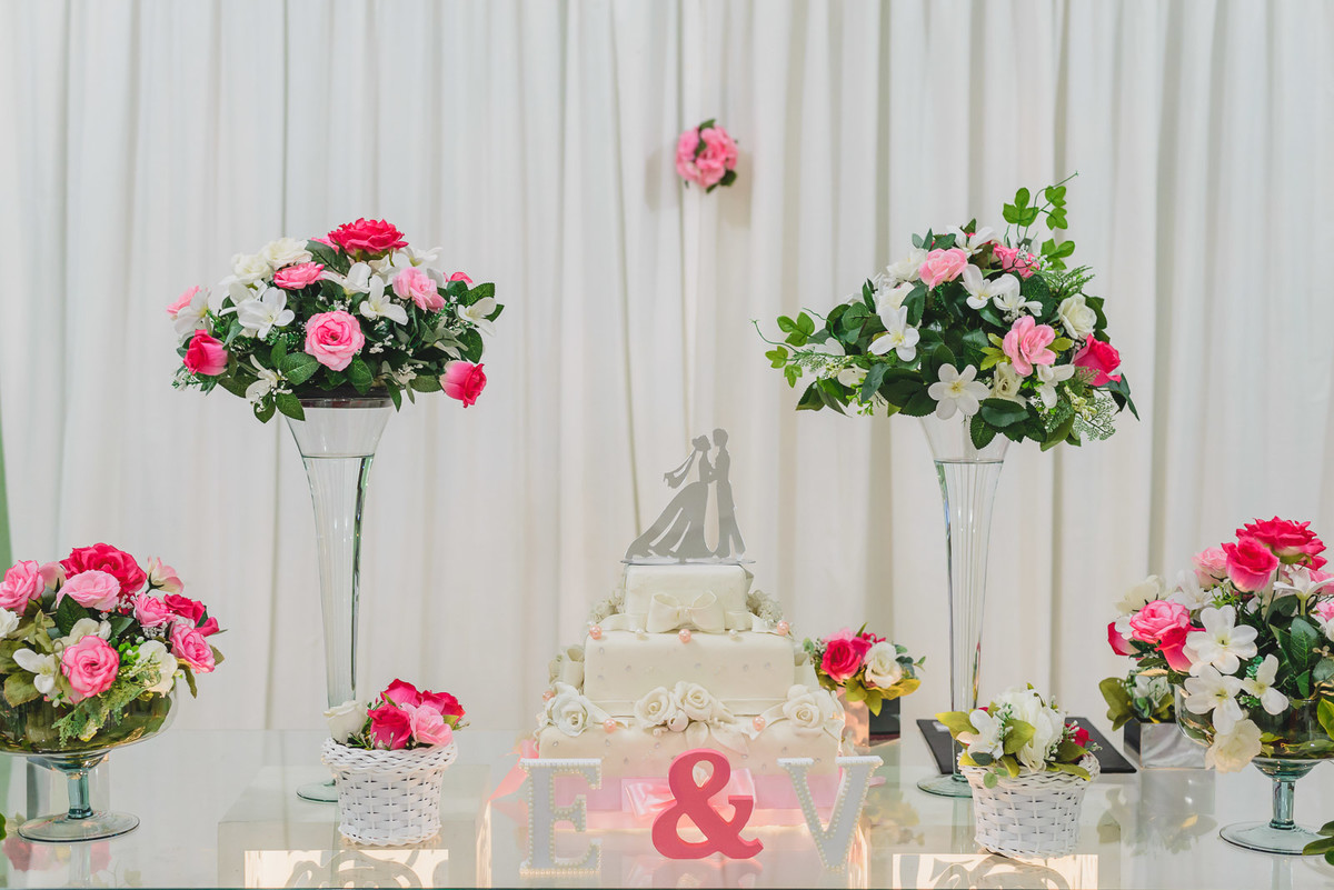 Foto da mesa do bolo na festa de casamento -- Mongaguá - SP - fotografia Cia P&B Produções