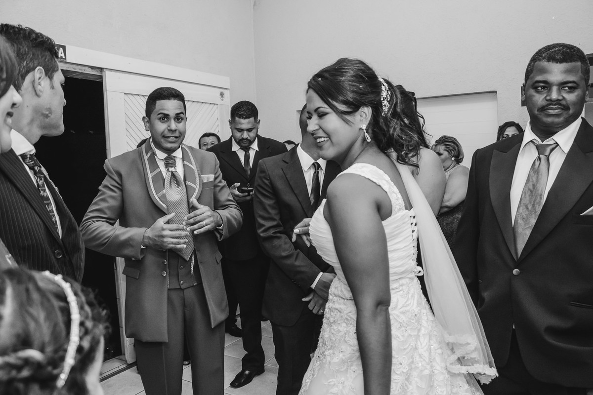 Foto dos noivos no final da cerimônia- Mongaguá - SP- - fotografia Cia P&B Produções