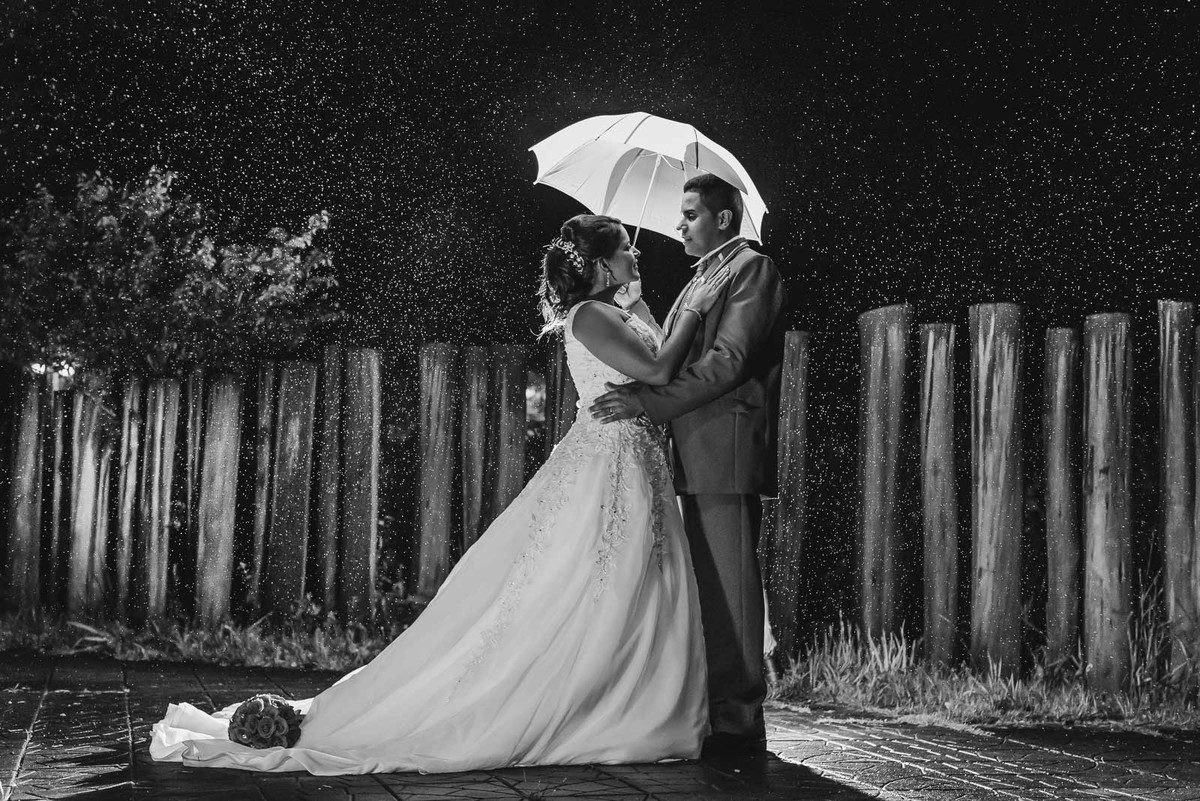 Foto dos noivos na chuva - Mongaguá - SP - fotografia Cia P&B Produções