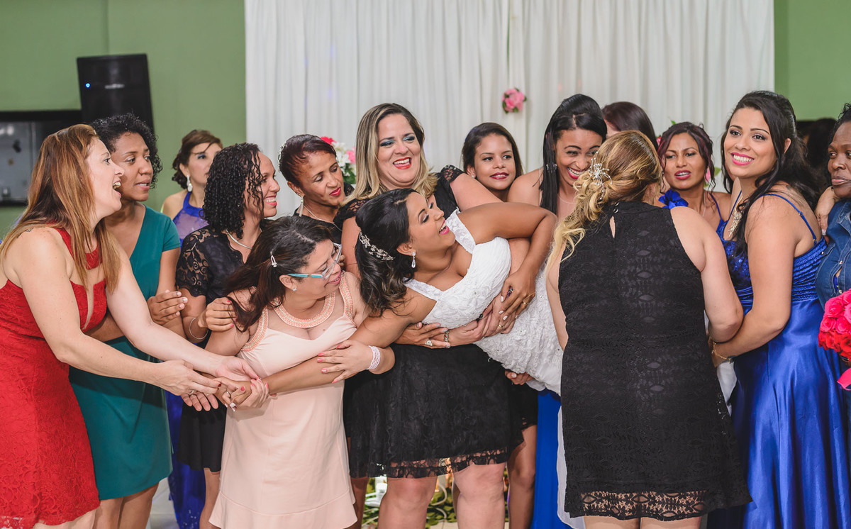 Foto das madrinhas carregando a noiva na festa- Mongaguá - SP- fotografia Cia P&B Produções