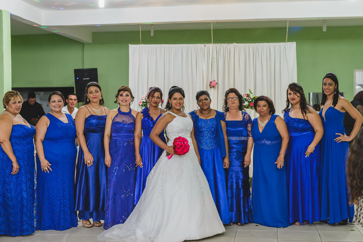 Foto da noiva com as madrinhas durante a festa - Mongaguá - SP- fotografia Cia P&B Produções