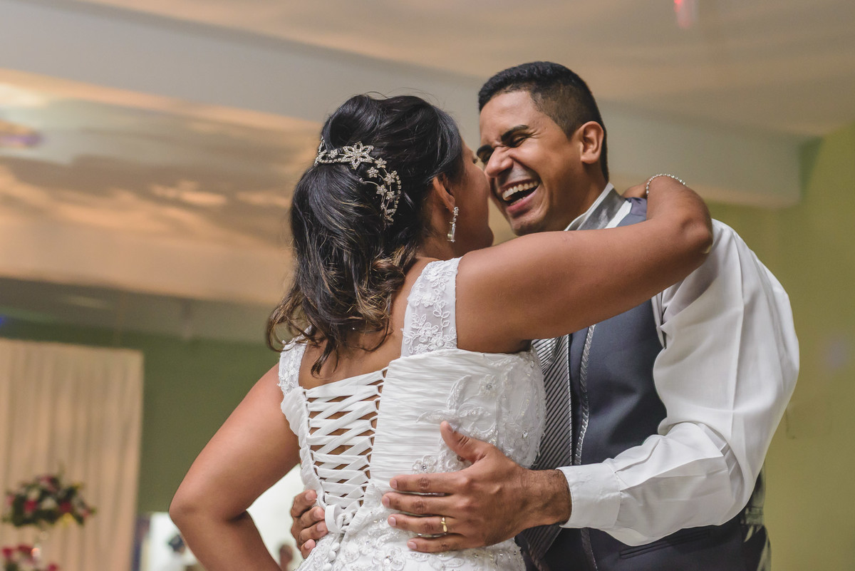 Foto dos noivos dançando durante a festa- Mongaguá - SP- fotografia Cia P&B Produções