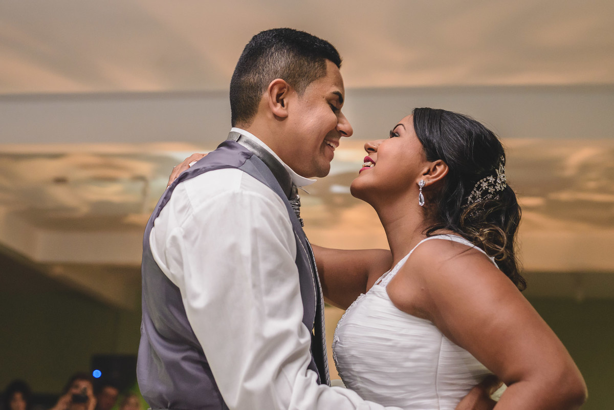 Festa dos noivos sorrindo e dançando na festa de casamento - Mongaguá - SP- fotografia Cia P&B Produções