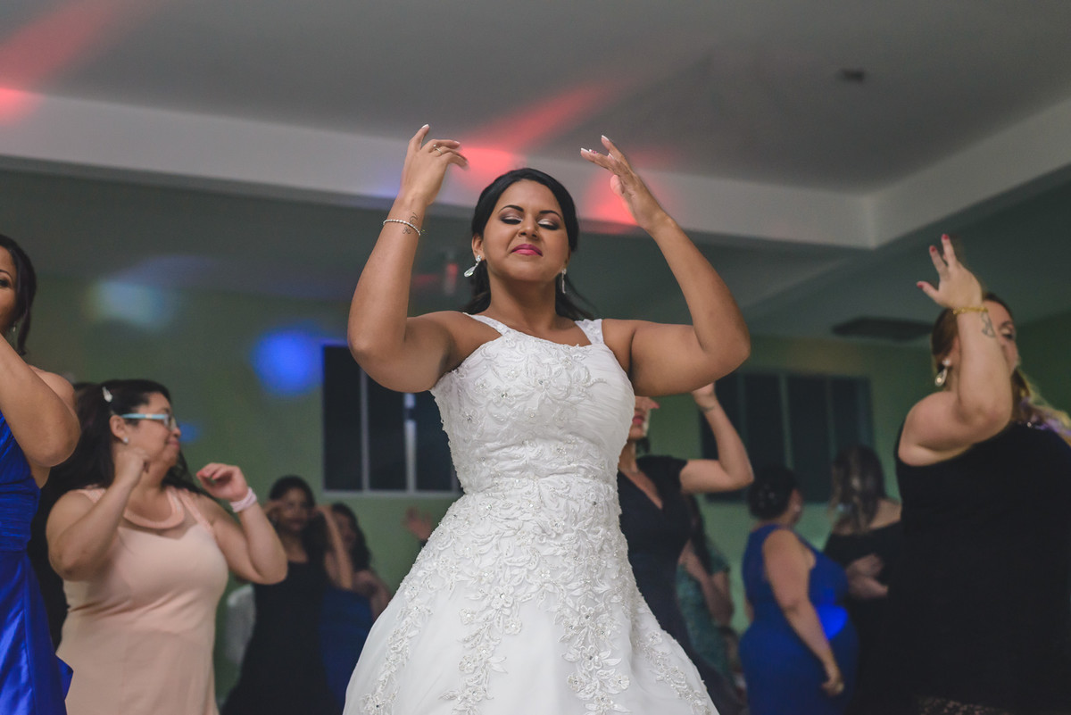 Foto da noiva dançando na festa de casamento - Mongaguá - SP- fotografia Cia P&B Produções