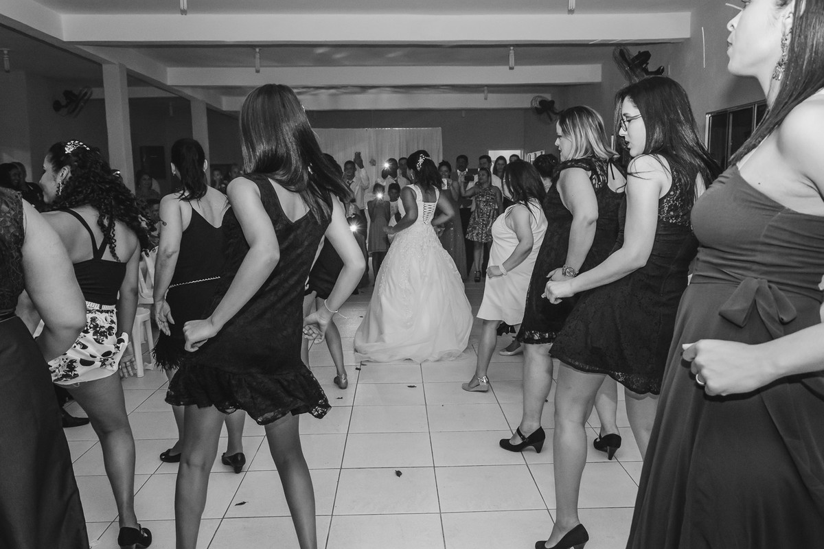 Dança da noiva com as madrinhas - Mongaguá - SP- fotografia Cia P&B Produções