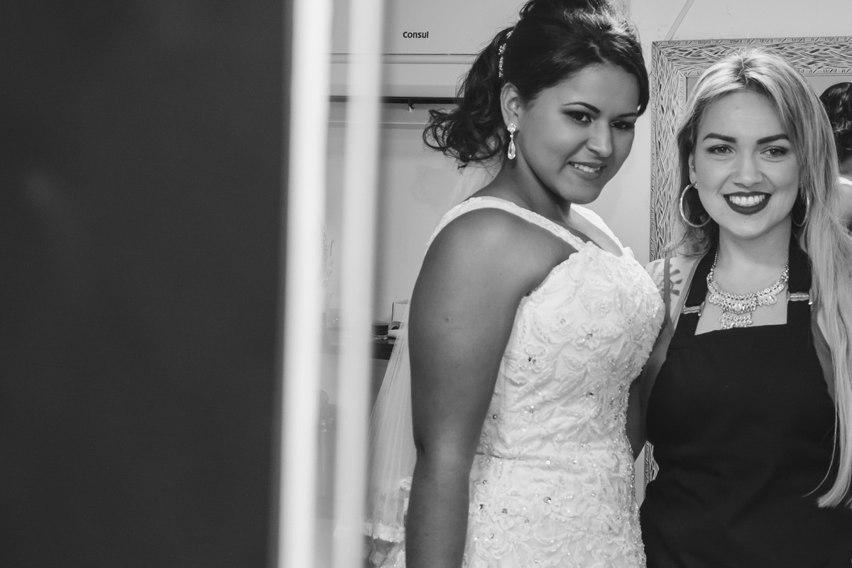 Foto da noiva com a desingner no making of/dia da noiva- Mongaguá - SP - fotografia Cia P&B Produções
