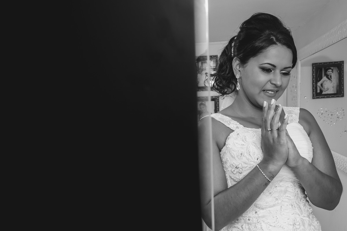 Foto da noiva em oração no making of/ dia da noiva - Mongaguá - SP - fotografia Cia P&B Produções