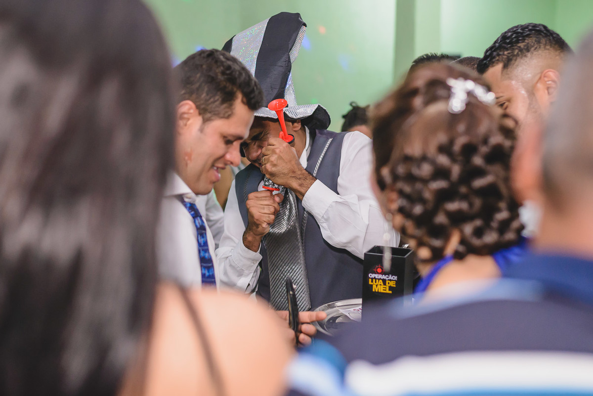 Foto do noivo apertando uma buzina na hora da gravata- Mongaguá - SP- fotografia Cia P&B Produções