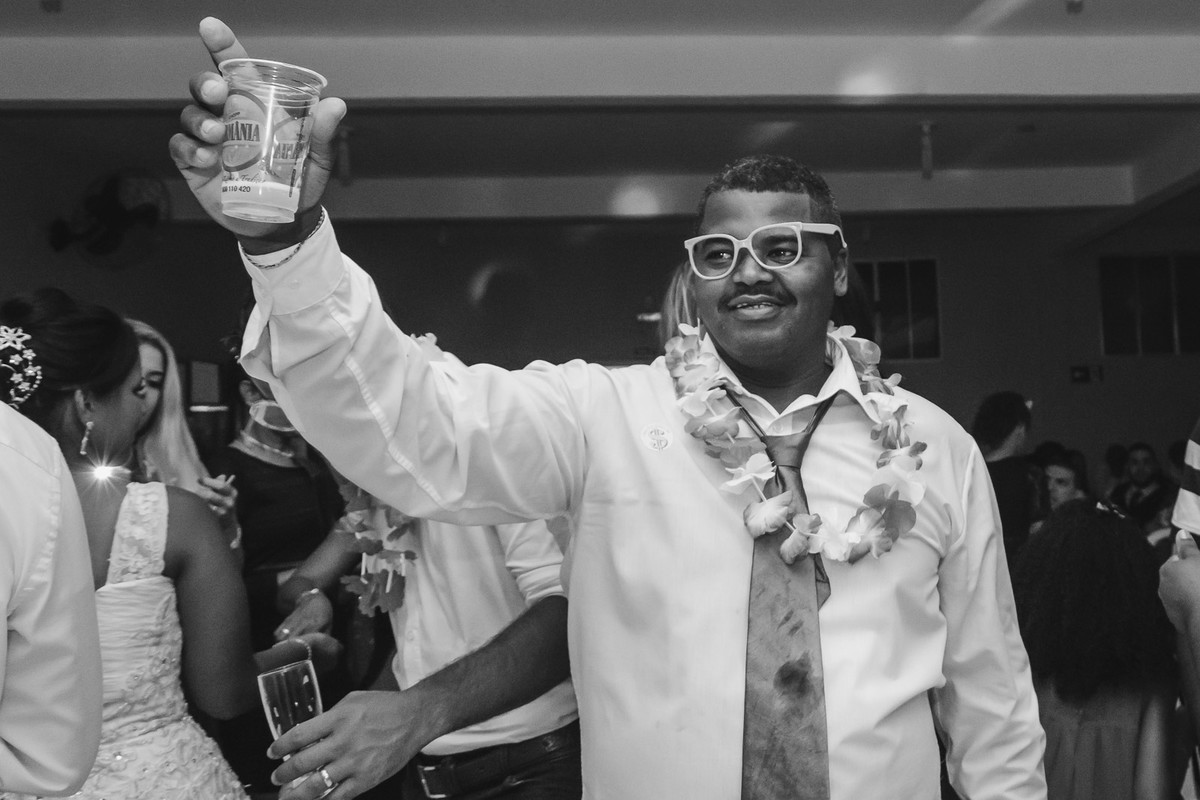 Foto do brinde do convidado na festa - Mongaguá - SP- fotografia Cia P&B Produções