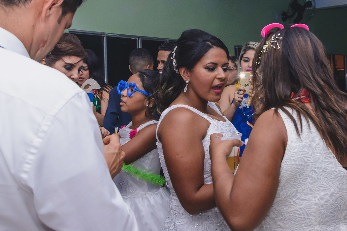 Foto da noiva com convidada na festa - Mongaguá - SP- fotografia Cia P&B Produções