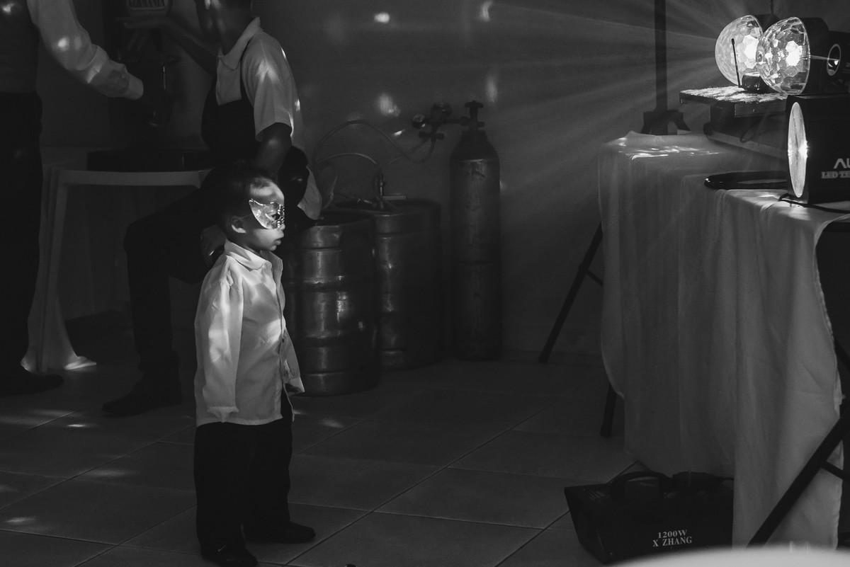 Foto do pagem brincando com as luzes na festa - Mongaguá - SP- fotografia Cia P&B Produções