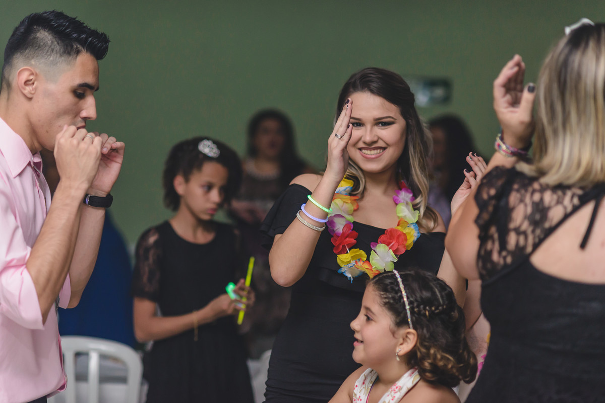 Foto de convidados dançando na festa- Mongaguá - SP- fotografia Cia P&B Produções