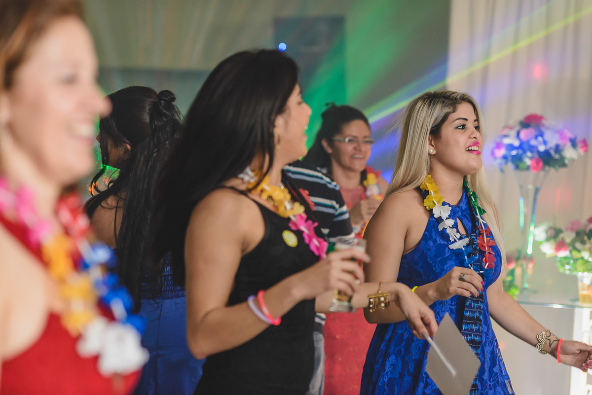 Foto das convidadas dançando na festa- Mongaguá - SP- fotografia Cia P&B Produções