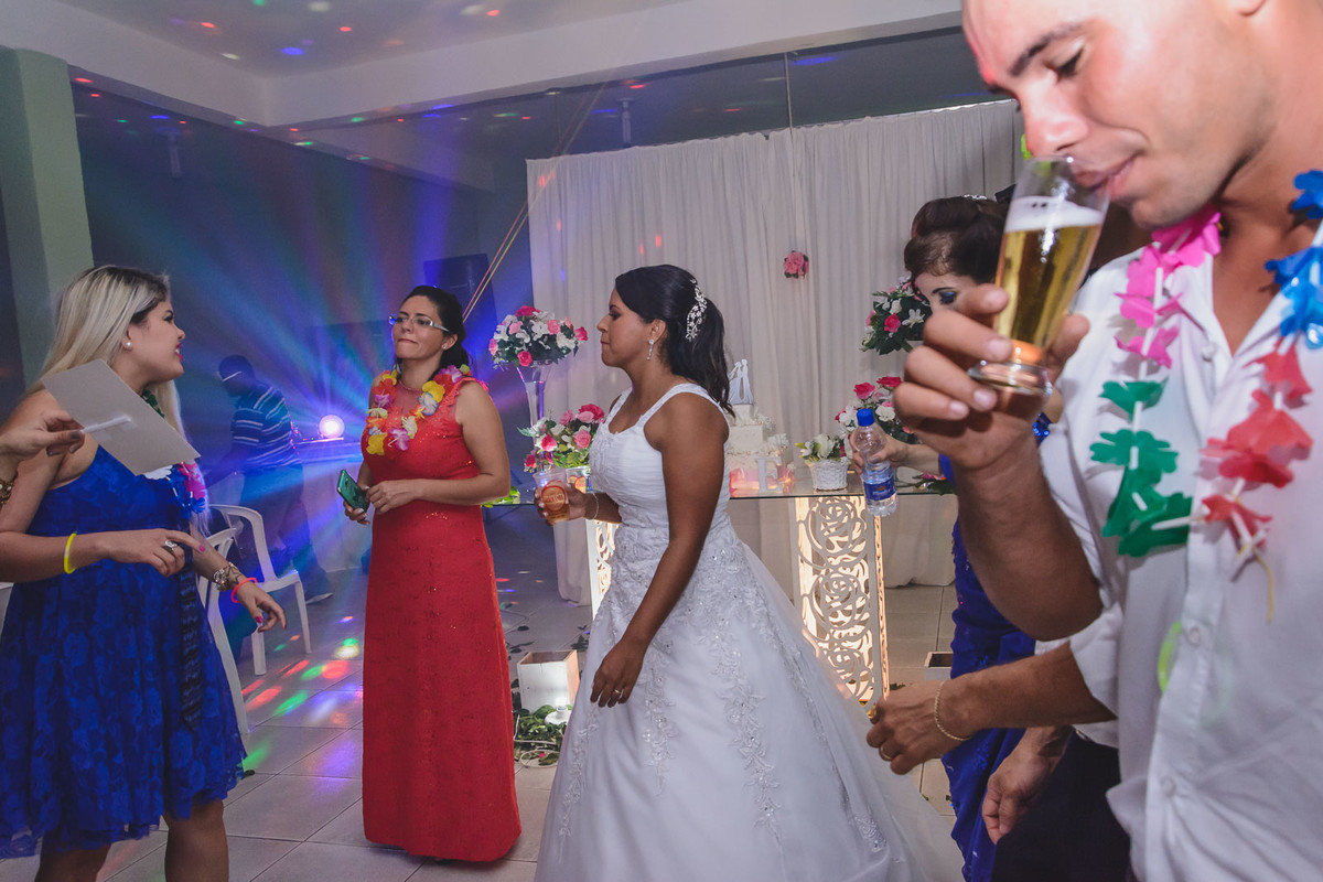 Foto da noiva dançando com a mãe na festa - Mongaguá - SP- fotografia Cia P&B Produções