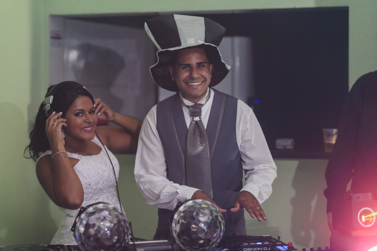 Foto dos noivos brincando de DJs - Mongaguá - SP- fotografia Cia P&B Produções