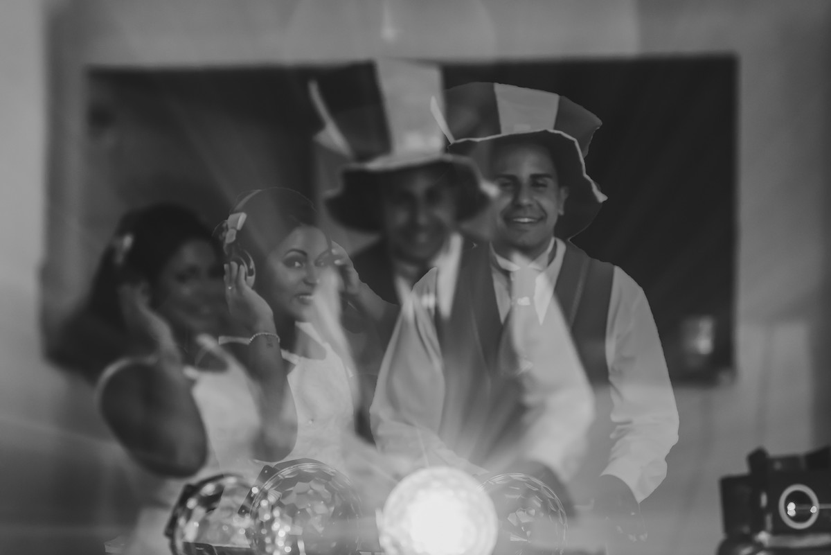 Foto criativa dos noivos brincando de djs - Mongaguá - SP- fotografia Cia P&B Produções