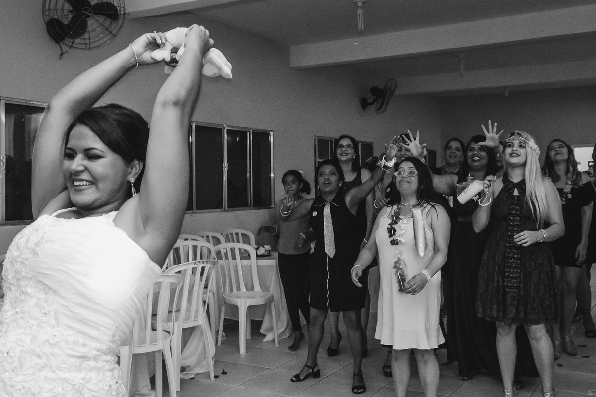 Foto da noiva jogando o buquê- Mongaguá - SP- fotografia Cia P&B Produções