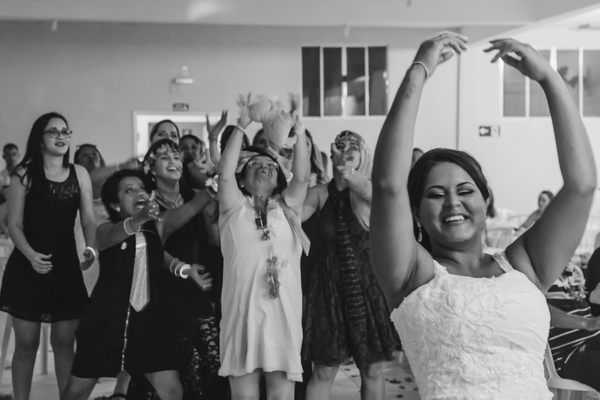 Foto das solteiras pegando o buquê - Mongaguá - SP- fotografia Cia P&B Produções