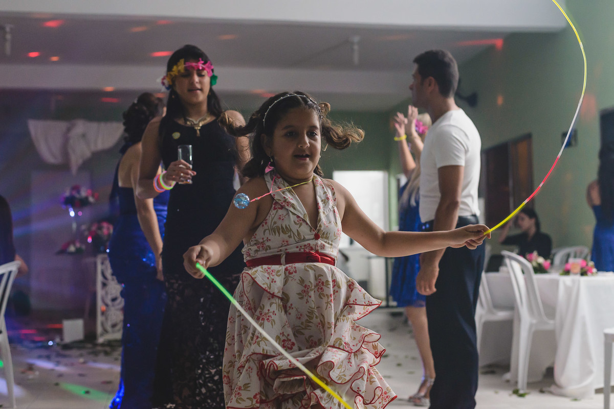 Foto da criança pulando corda de luz- Mongaguá - SP- fotografia Cia P&B Produções