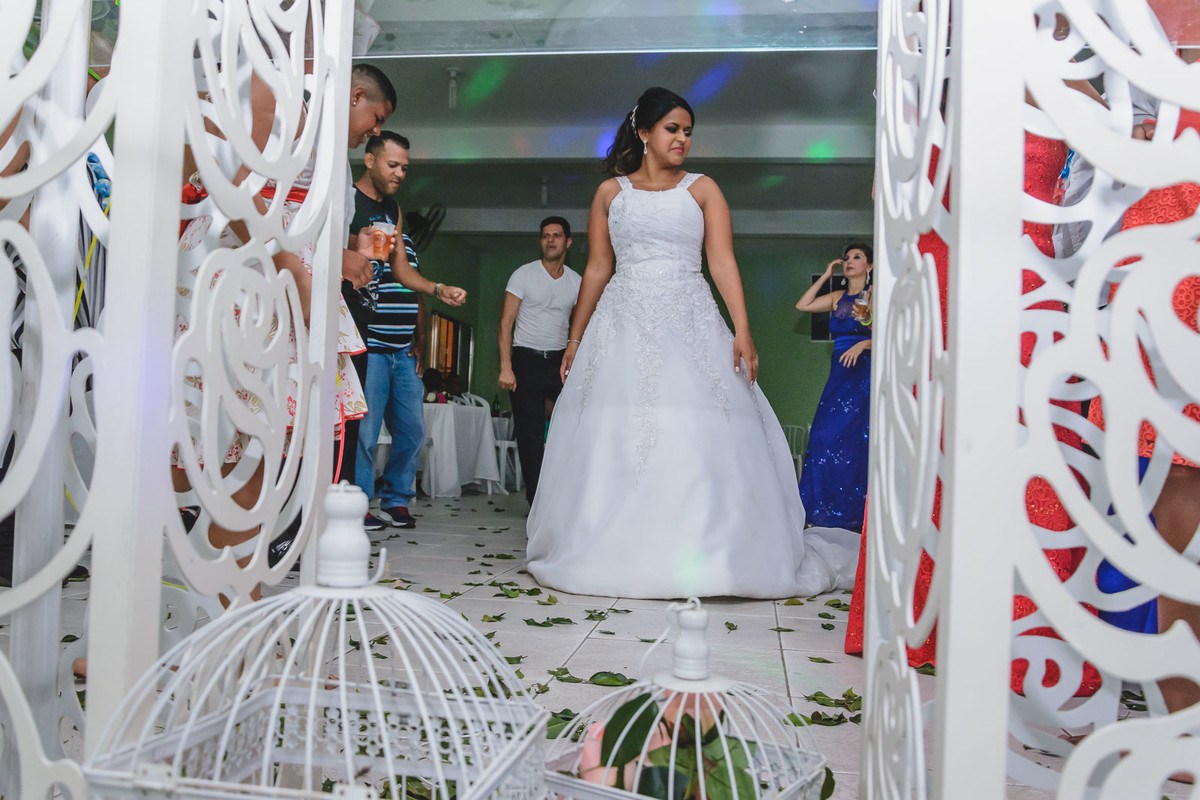 Foto da noiva dançando no centro do salão - Mongaguá - SP- fotografia Cia P&B Produções