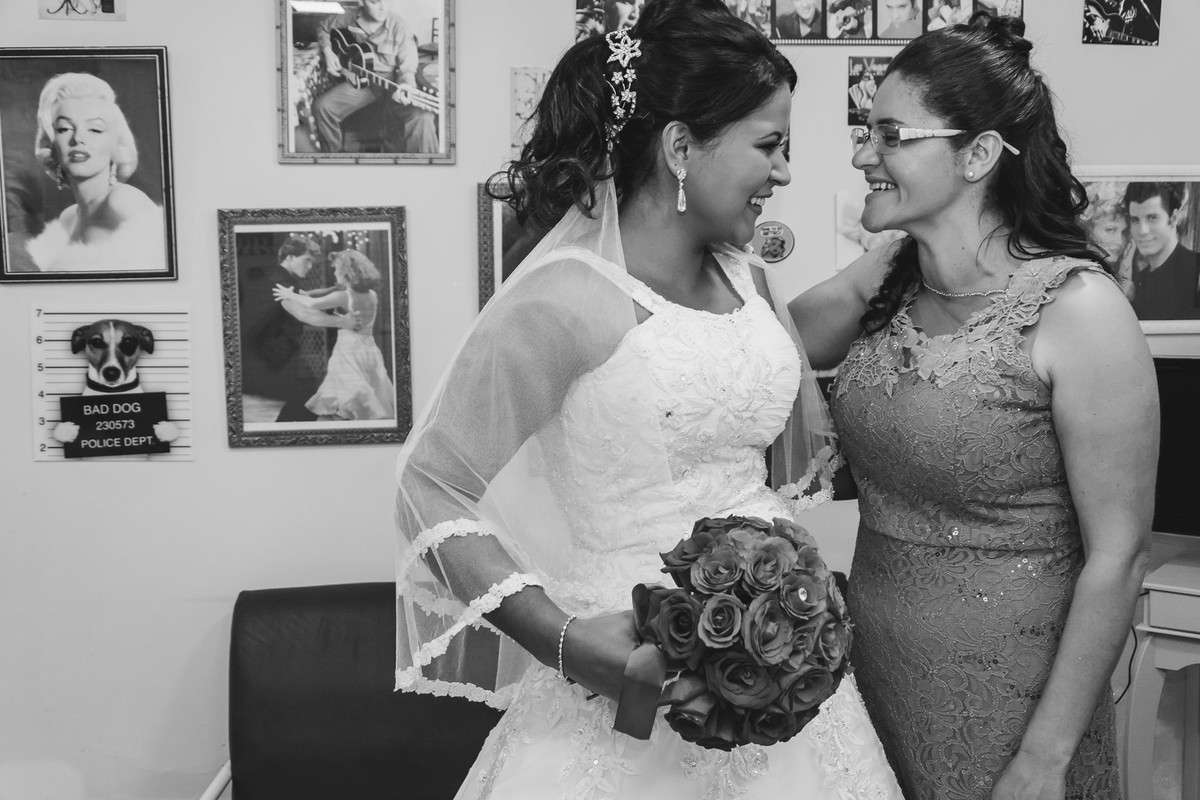 Foto da noiva com a mãe no making of/dia da noiva- Mongaguá - SP - fotografia Cia P&B Produções