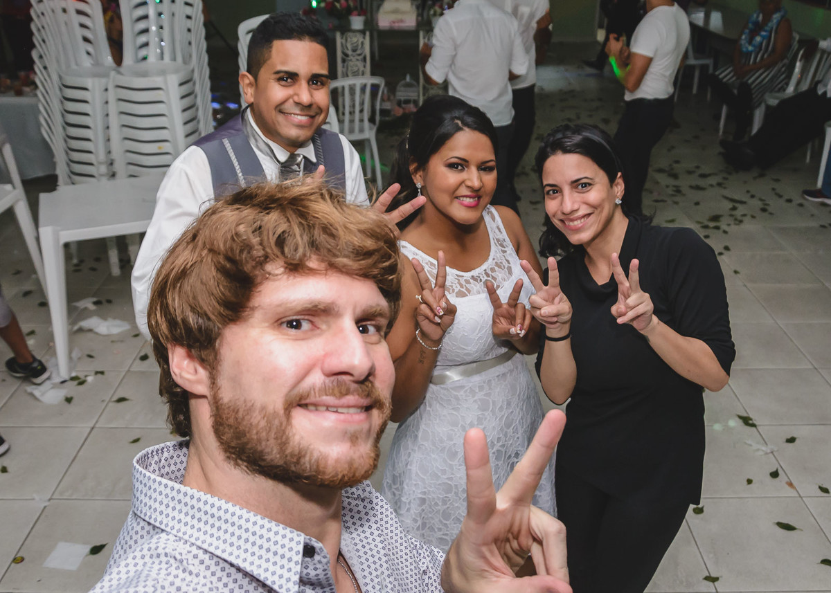 Foto da equipe com os noivos- Mongaguá - SP- fotografia Cia P&B Produções