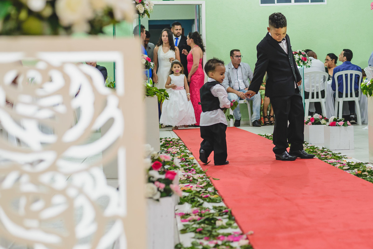 Foto do pagem antes da entrada da noiva no casamento - Mongaguá - SP - fotografia Cia P&B Produções
