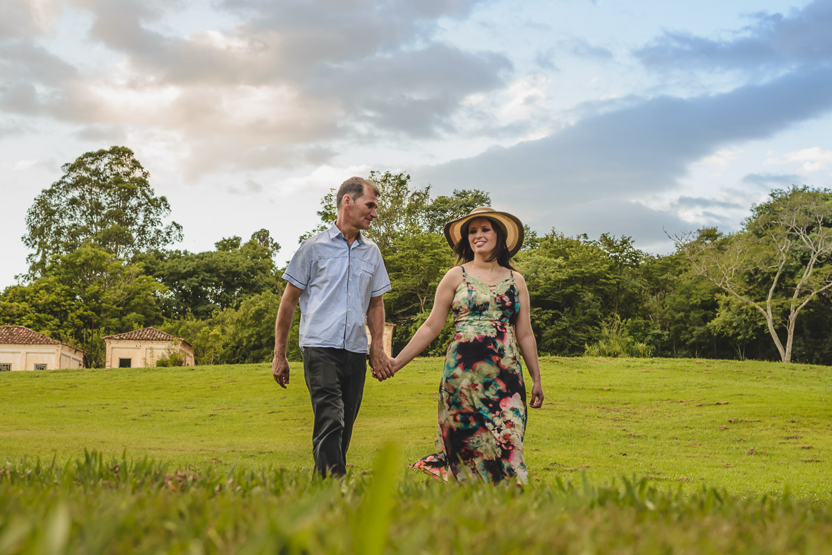 Foto do casal de mãos dadas no campo no ensaio pré wedding - Iperó - SP - fotografia Cia P&B Produções