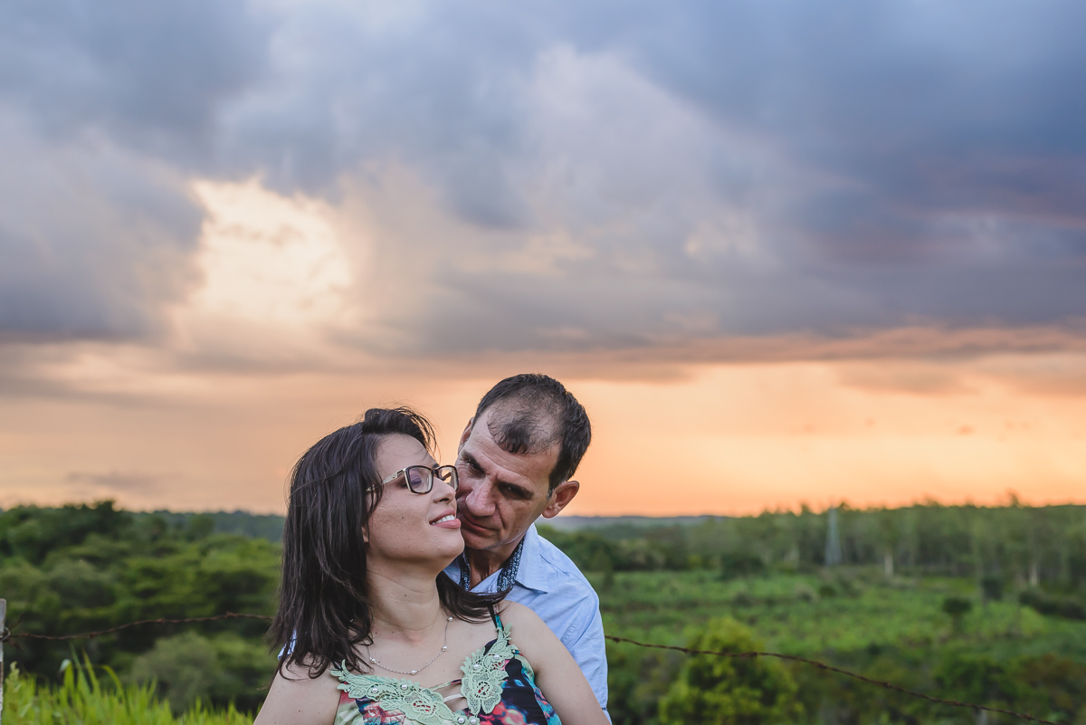 Foto do casal abraçado com pôr do sol no ensaio pré wedding - Iperó - SP - fotografia Cia P&B Produções