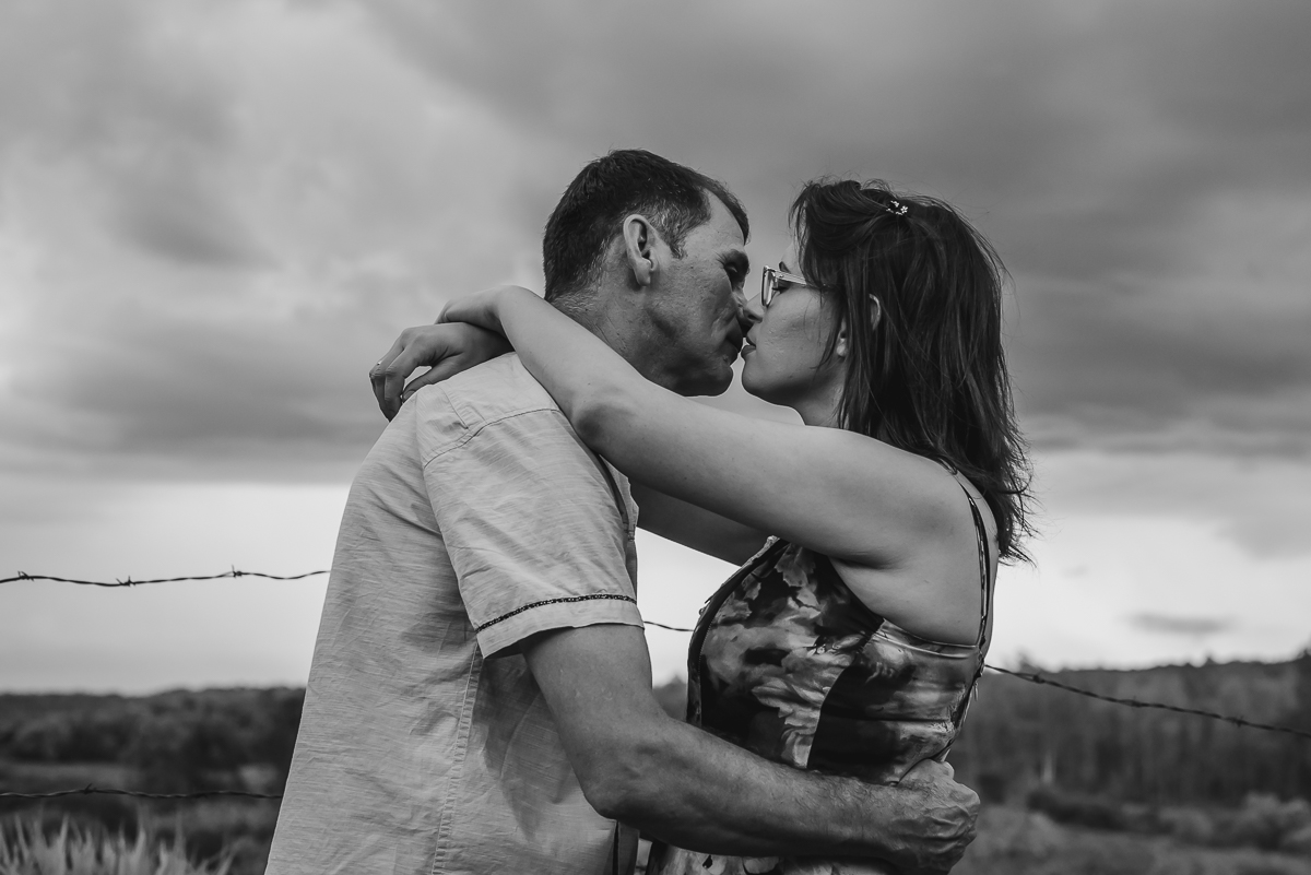 Foto preto e branco do casal se beijando no ensaio pré wedding - Iperó - SP - fotografia Cia P&B Produções