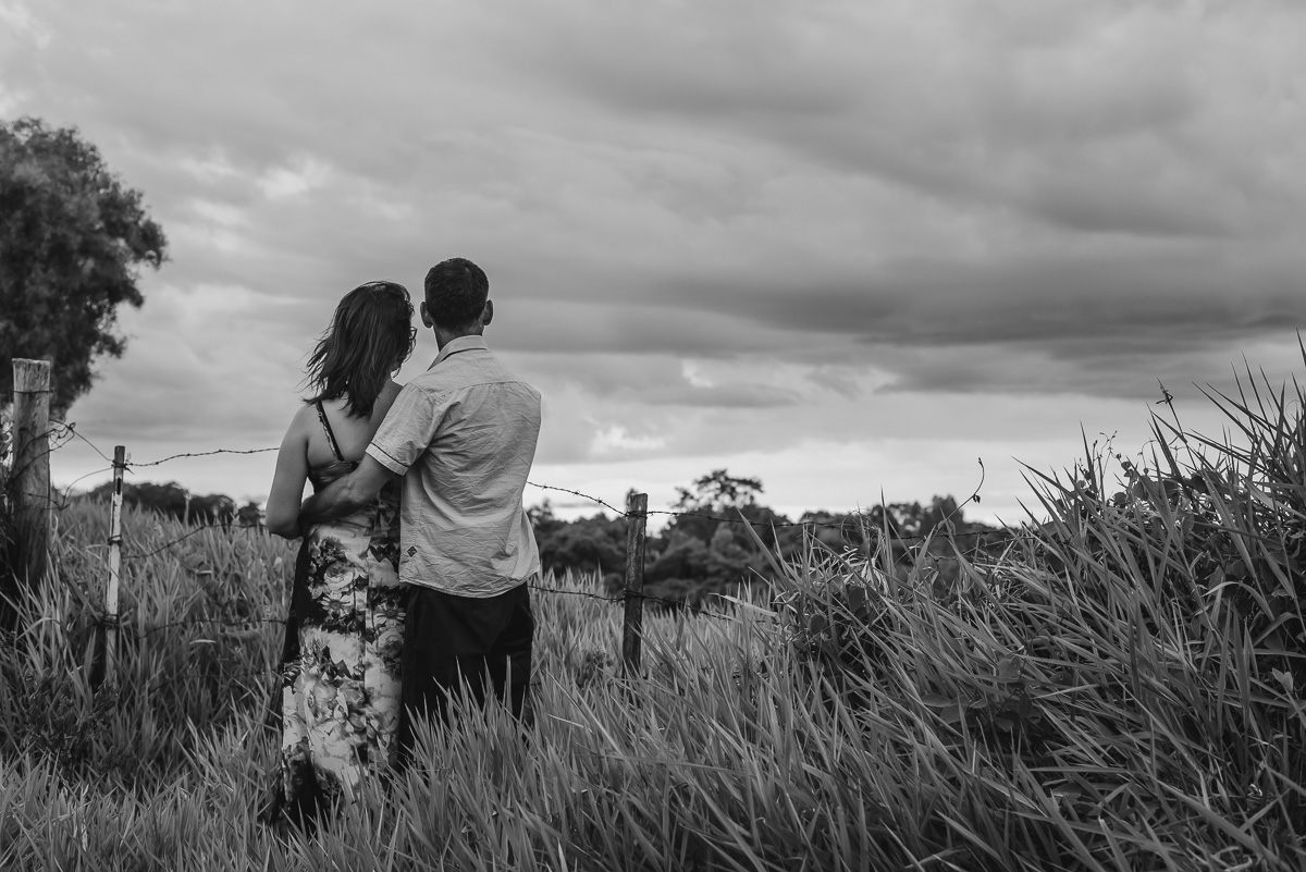 Foto do casal olhando o pôr do sol em preto e branco no ensaio pré wedding-  Iperó - SP - fotografia Cia P&B Produções
