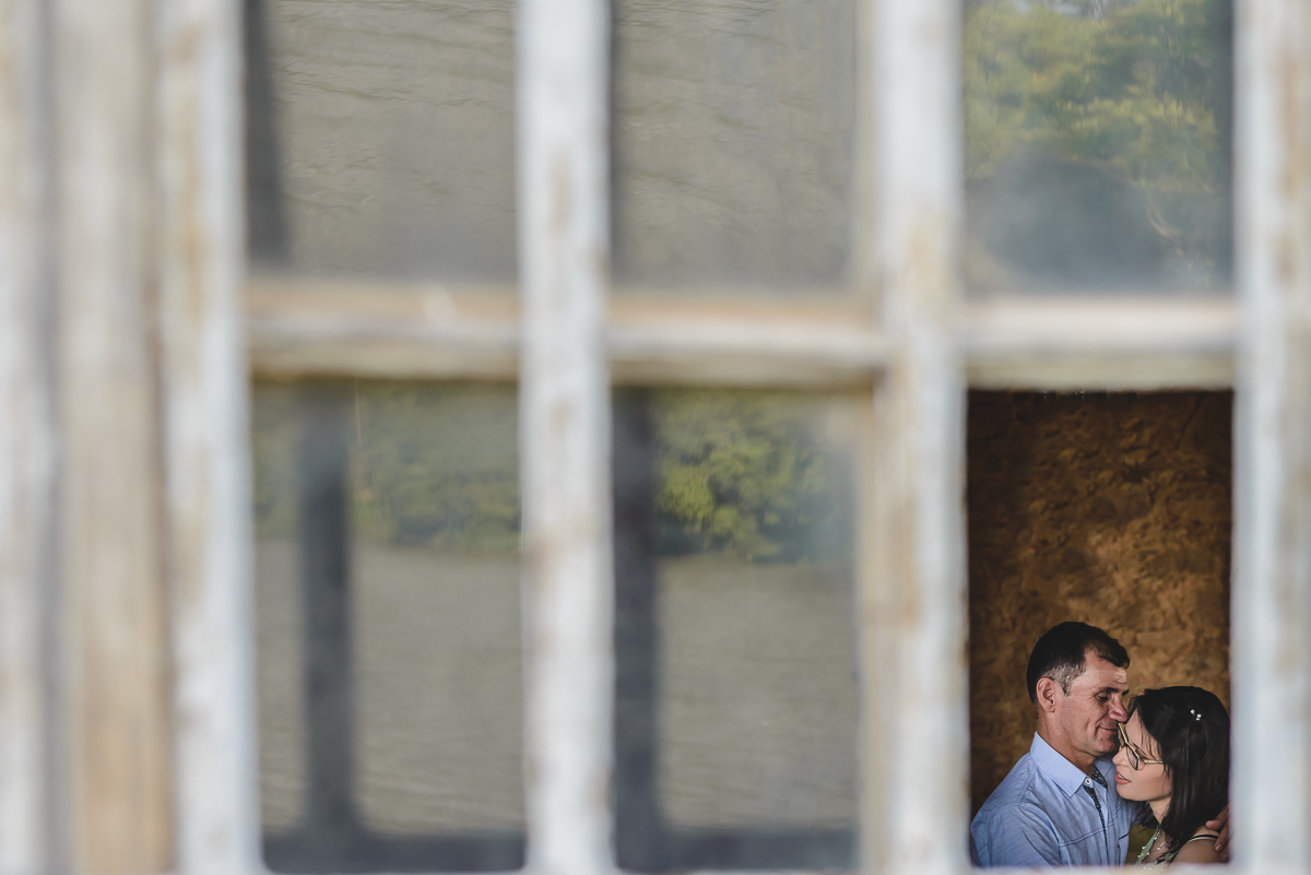 Foto do casal no ensaio pré wedding na janela - Iperó - SP - fotografia Cia P&B Produções