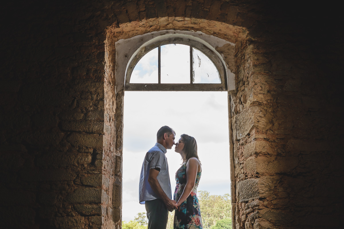 Foto do casal no ensaio pré wedding em Iperó dando as mãos - fotografia Cia P&B Produções